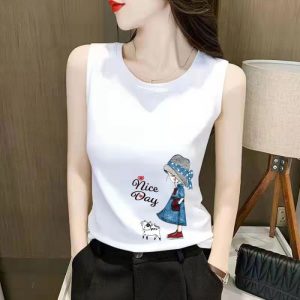 Loose-fitting tops for layering or wearing on their own – trendy Instagrammable girls