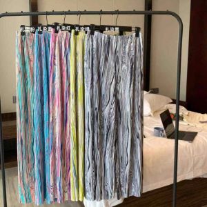 Pleated pants, trendy high-street style, floor-length trousers