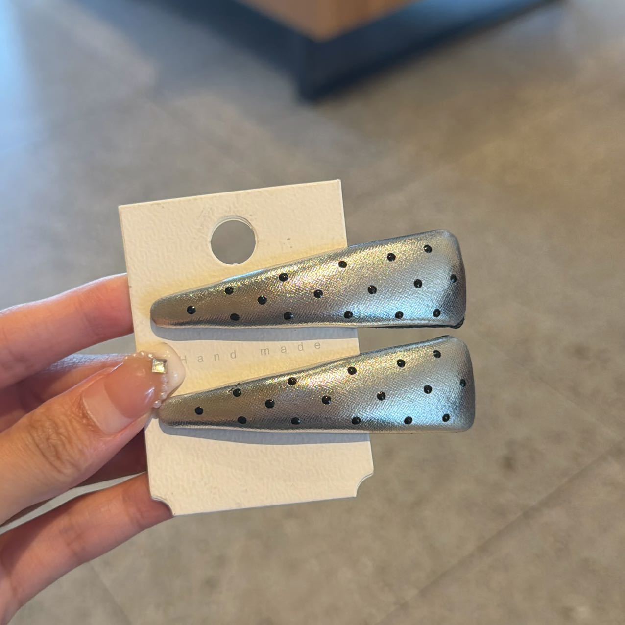 Korean Retro Polka‑Dot Leather Black‑White‑Silver Contrast Side Hair Clip - Image 2