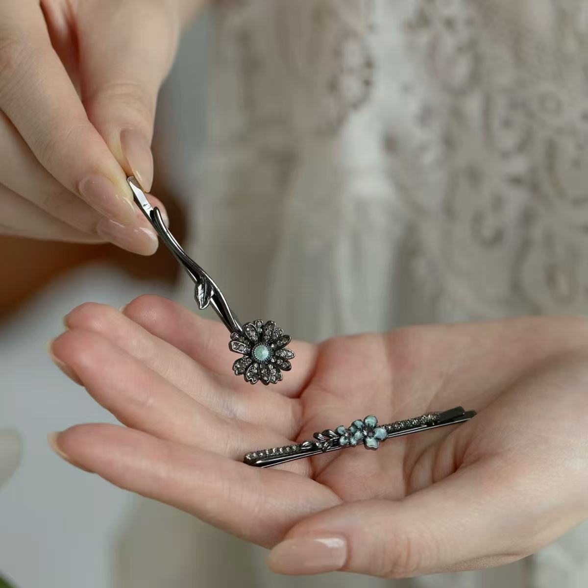 Chic French‑Style Black Side Barrette - Image 3