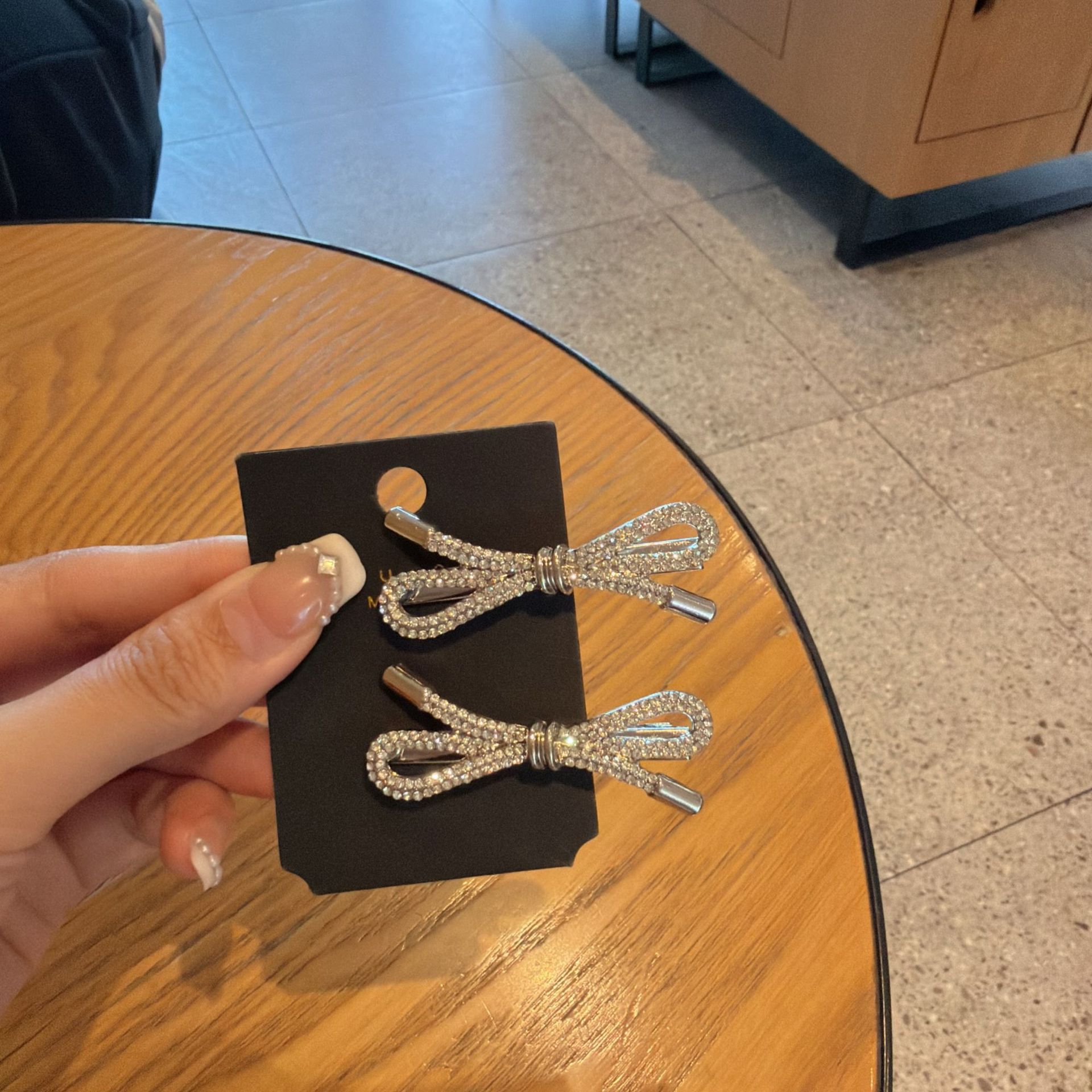 Exquisite Silver Bow Shiny Hair Clip - Image 2