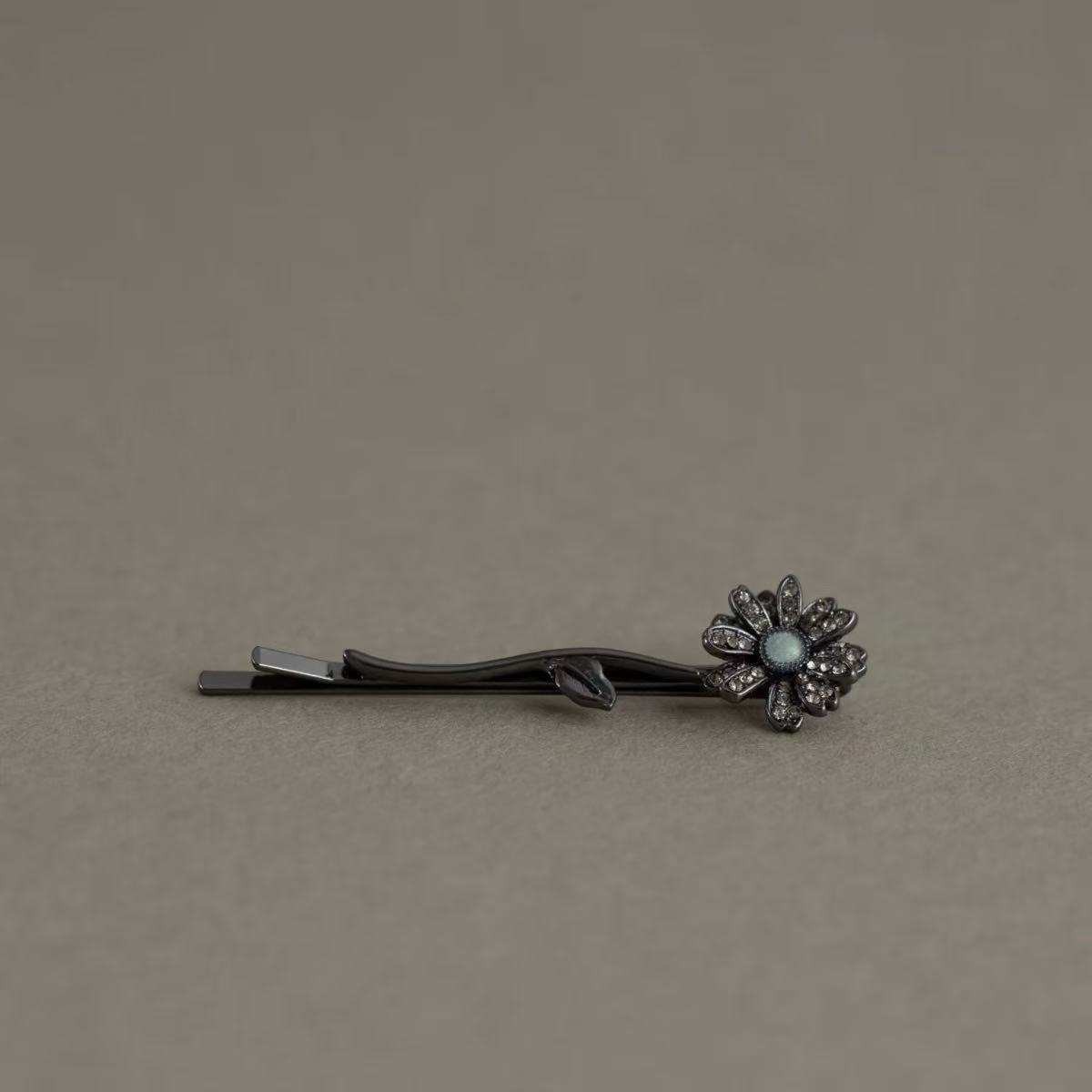 Chic French‑Style Black Side Barrette - Image 4