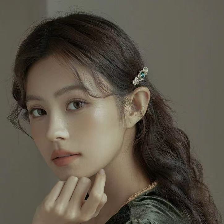 Elegant Rare Green French‑Style Metal Side Hair Clip - Image 4