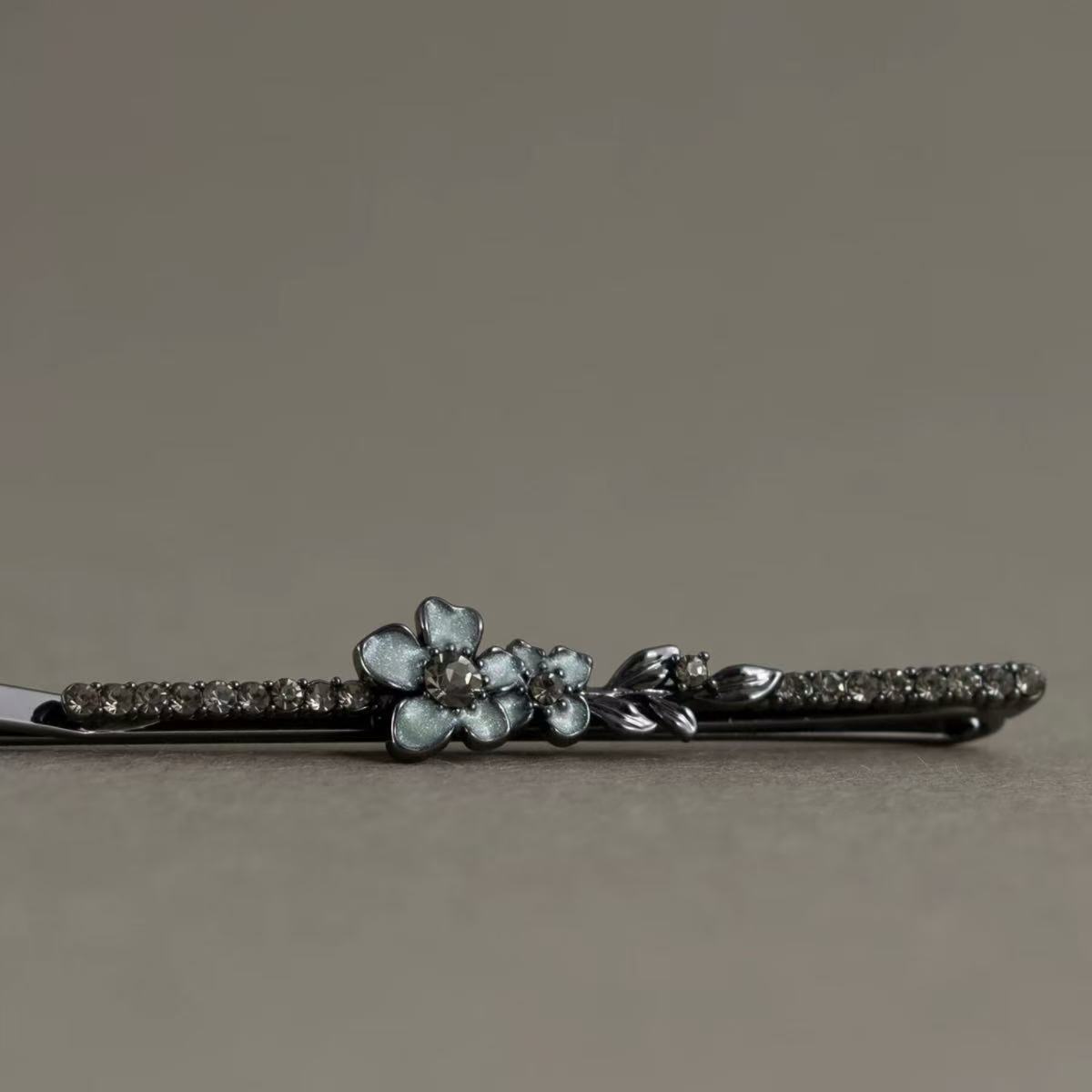 Chic French‑Style Black Side Barrette - Image 5