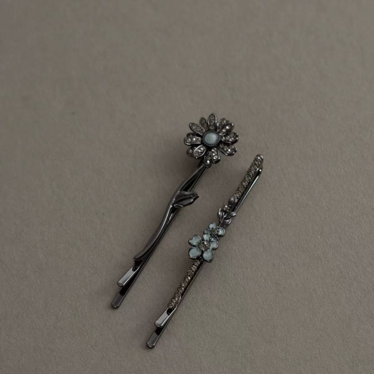 Chic French‑Style Black Side Barrette