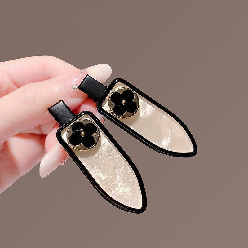Shell pattern no‑trace hair clip new four‑leaf flower hair barrette - Image 2