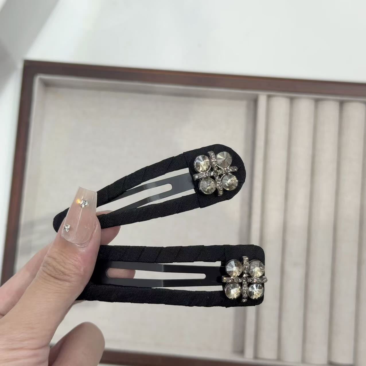 Vintage Premium Black Fabric‑Wrapped Rhinestone Side Bang Hair Clip - Image 2