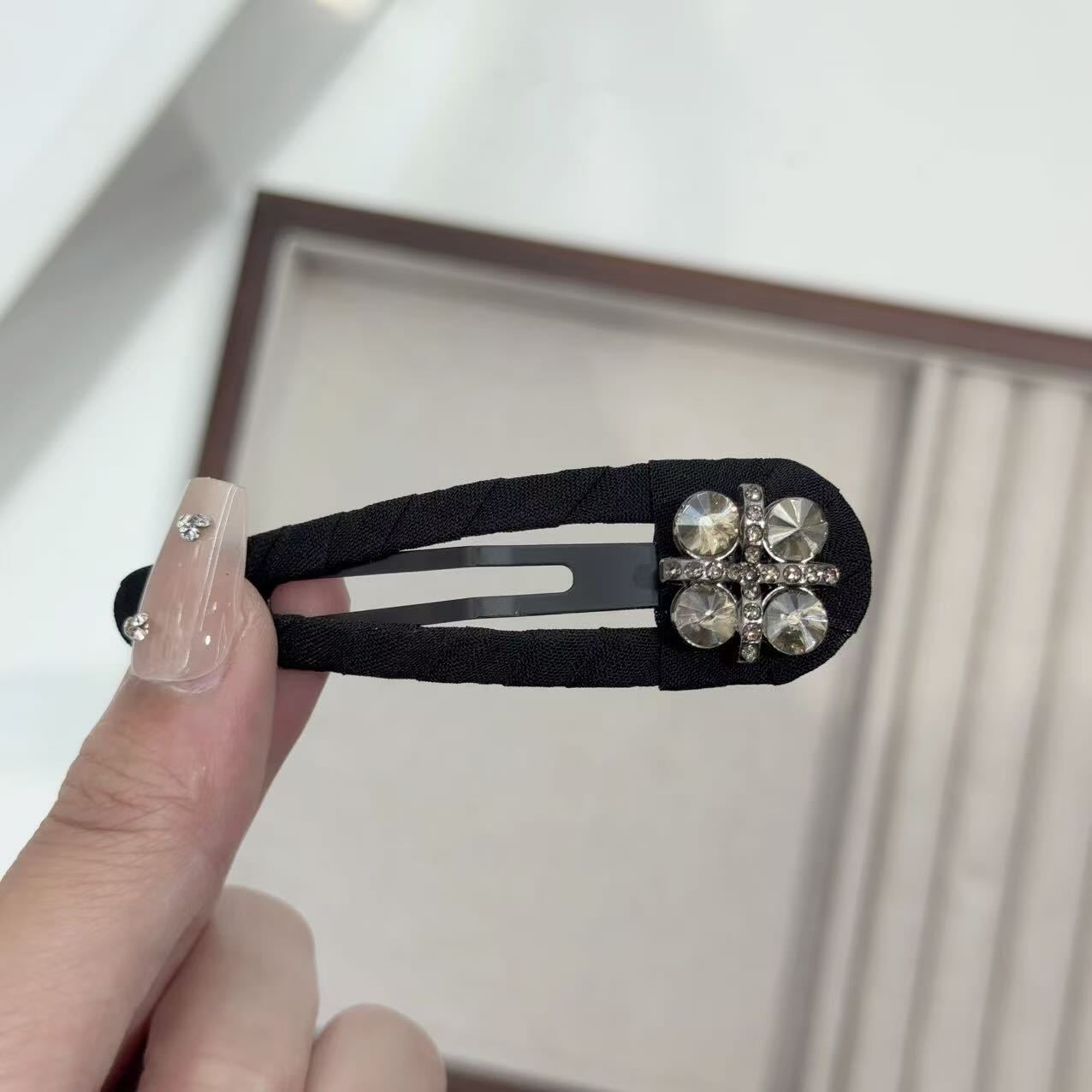 Vintage Premium Black Fabric‑Wrapped Rhinestone Side Bang Hair Clip - Image 3