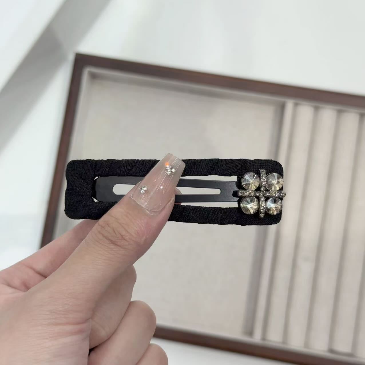 Vintage Premium Black Fabric‑Wrapped Rhinestone Side Bang Hair Clip - Image 4